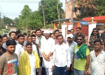 कांग्रेस प्रत्याशी अनुपमा सिंह और इनके पति अनूप सिंह ने कई क्षेत्रों में किया जनसंपर्क