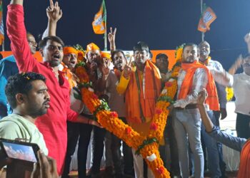 भाजपा प्रत्याशी ढुल्लू महतो ने झरिया के कई क्षेत्रों में किया जनसंपर्क, कहा.. देश में राजतंत्र नही लोकतंत्र है