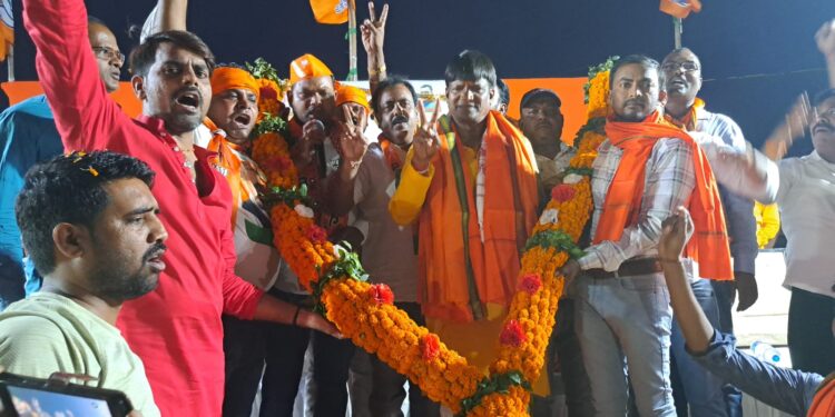 भाजपा प्रत्याशी ढुल्लू महतो ने झरिया के कई क्षेत्रों में किया जनसंपर्क, कहा.. देश में राजतंत्र नही लोकतंत्र है