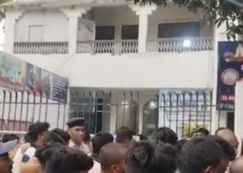 पटना के दीघा में एक मासूम का शव स्कूल के नाले में मिला, आक्रोशित लोगों ने स्कूल में तोड़फोड़ के बाद लगाई आग, सड़क जाम,आगजनी