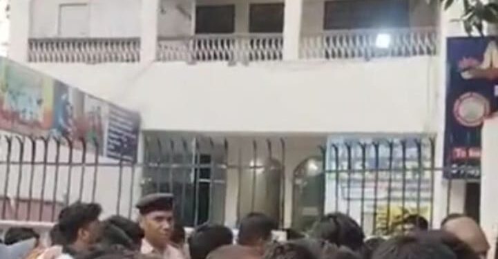 पटना के दीघा में एक मासूम का शव स्कूल के नाले में मिला, आक्रोशित लोगों ने स्कूल में तोड़फोड़ के बाद लगाई आग, सड़क जाम,आगजनी