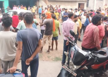 बैलट पेपर में मतदान कर लौट रही महिला शिक्षिका की डंपर से कुचलकर मौत, आक्रोशित लोगों ने किया सड़क जाम
