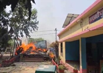 अररिया के ताराबाड़ी थाना हाजत में जीजा, साली ने किया सुसाइड, आक्रोशित लोगों ने थाना में लगाई आग, पुलिस की गोली से दो घायल