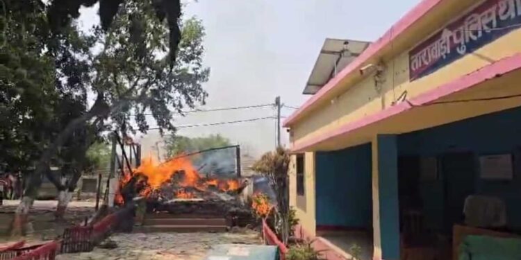 अररिया के ताराबाड़ी थाना हाजत में जीजा, साली ने किया सुसाइड, आक्रोशित लोगों ने थाना में लगाई आग, पुलिस की गोली से दो घायल