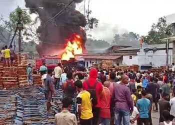 जमशेदपुर के बर्मा माइंस मिल एरिया के लकड़ी गोदाम में लगी भीषण आग, गोदाम जलकर राख