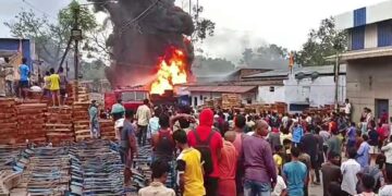 जमशेदपुर के बर्मा माइंस मिल एरिया के लकड़ी गोदाम में लगी भीषण आग, गोदाम जलकर राख