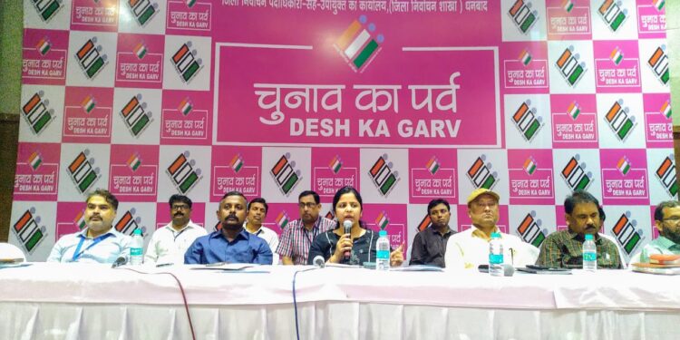 वोटर्स के लिए बूथ में मोबाइल फोन ले जाना वर्जित, और क्या पढ़े पूरी खबर