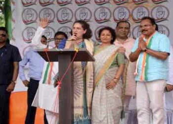गोड्डा  प्रियंका गांधी ने प्रदीप यादव के पक्ष में किया चुनावी जनसभा, भाजपा पर जमकर किया प्रहार, कल्पना को बताया शेरनी