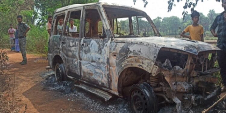 दुमका में स्कॉर्पियो के साथ चालक जिंदा जला, हत्या या हादसा पुलिस जांच में जुटी