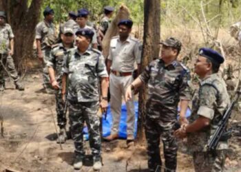 नक्सलियों ने BSNL के लिए काम कर रहे कंटेनर को किया आग के हवाले, एक मजदूर जिंदा जला