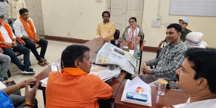 बिजली की समस्या को लेकर सिंदरी विधायक की पत्नी तारा देवी मिली बिजली जीएम से,जल्द समाधान का मिला आश्वासन
