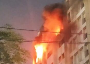 पटना के एक अपार्टमेंट में लगी भीषण आग, फायर ब्रिगेड की कई गाड़िया आग बुझाने में जुटी