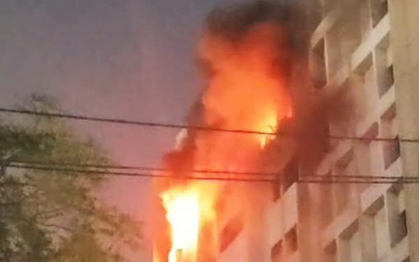 पटना के एक अपार्टमेंट में लगी भीषण आग, फायर ब्रिगेड की कई गाड़िया आग बुझाने में जुटी