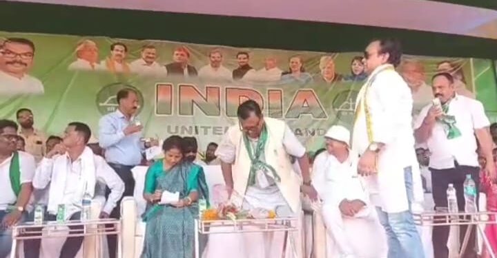 INDIA गठबंधन में है ALL IS WELL ? कल्पना सोरेन के कार्यक्रम में विधायक इरफान को नही मिली कुर्सी, पूरे कार्यक्रम के दौरान खड़े रहे इरफान