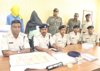 पुलिस के हत्थे चढ़े दो साइबर अपराधी, वारदात को अंजाम देते रंगे हाथ दबोचे गया, मौके से 9 मोबाइल फोन व दस्तावेज बरामद