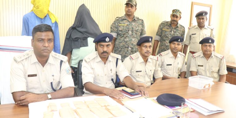 पुलिस के हत्थे चढ़े दो साइबर अपराधी, वारदात को अंजाम देते रंगे हाथ दबोचे गया, मौके से 9 मोबाइल फोन व दस्तावेज बरामद