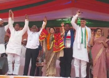 धनबाद में कांग्रेस प्रत्याशी के नामांकन के बाद गोल्फ ग्राउंड में हुई सभा स्थल पंहुचे मुख्यमंत्री चंपई सोरेन….