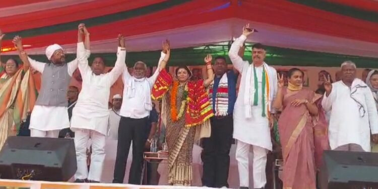 धनबाद में कांग्रेस प्रत्याशी के नामांकन के बाद गोल्फ ग्राउंड में हुई सभा स्थल पंहुचे मुख्यमंत्री चंपई सोरेन….