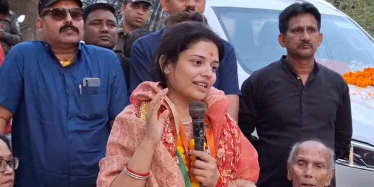 कांग्रेस प्रत्याशी अनुपमा सिंह धनबाद के वीर कुंवर सिंह कॉलोनी में की जनसंपर्क