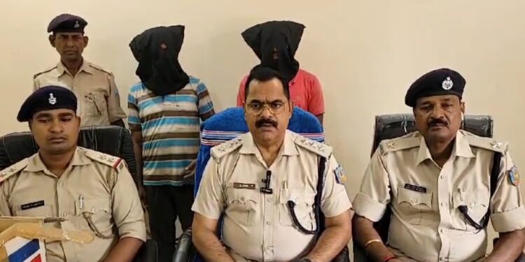 नकली पेय पदार्थ बनाने वाली मिनी फैक्ट्री का पुलिस ने किया खुलाशा, मशीन, पेय पदार्थ, जब्त, संचालक गिरफ्तार