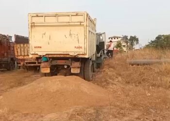 निरसा के पंडरा बेजरा दामोदर नदी घाट पर सीओ और पुलिस ने की छापेमारी अवैध बालू लोड 4 हाईवा जब्त, चालक फरार