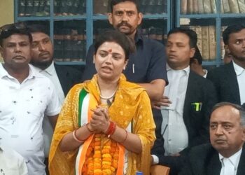 कांग्रेस प्रत्याशी अनुपमा सिंह पंहूची बार परिसर, अधिवक्ताओं से मांगा समर्थन