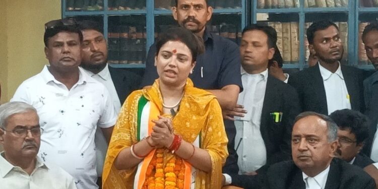 कांग्रेस प्रत्याशी अनुपमा सिंह पंहूची बार परिसर, अधिवक्ताओं से मांगा समर्थन