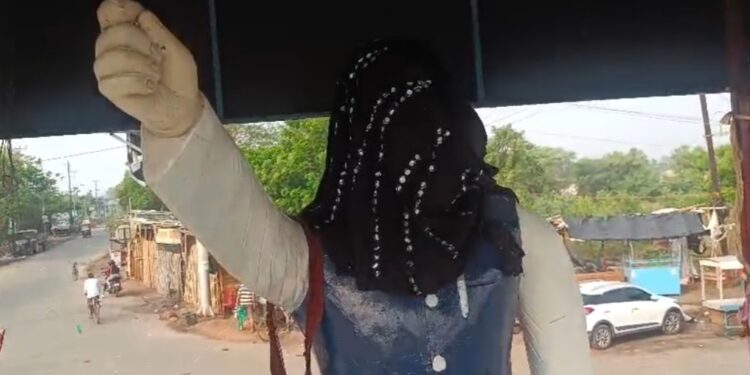 बिनोद बिहारी महतो की आदमकद प्रतिमा का असामाजिक तत्वों ने किया अपमान,स्मारक समिति ने कि कार्रवाई की मांग