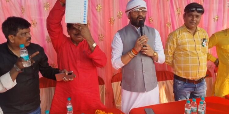 झरिया के बस्ताकोला में कांग्रेस प्रत्याशी के पक्ष में विधायक अनूप सिंह ने किया चुनावी सभा 