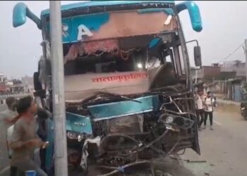 ट्रक और बस की बीच जोरदार टक्कर, बस ड्राइवर की हुई मौत, दर्जनों यात्री घायल 