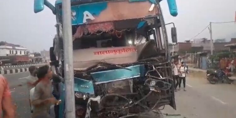 ट्रक और बस की बीच जोरदार टक्कर, बस ड्राइवर की हुई मौत, दर्जनों यात्री घायल 