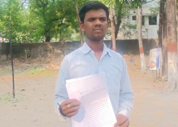 पिता की मौत के बाद नौकरी और पैसे को लेकर दो भाईयों में विवाद, बड़े भाई ने छोटे भाई पर प्रताड़ित करने का लगाया आरोप