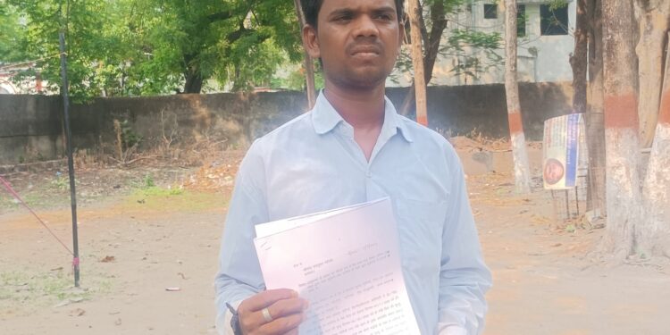 पिता की मौत के बाद नौकरी और पैसे को लेकर दो भाईयों में विवाद, बड़े भाई ने छोटे भाई पर प्रताड़ित करने का लगाया आरोप