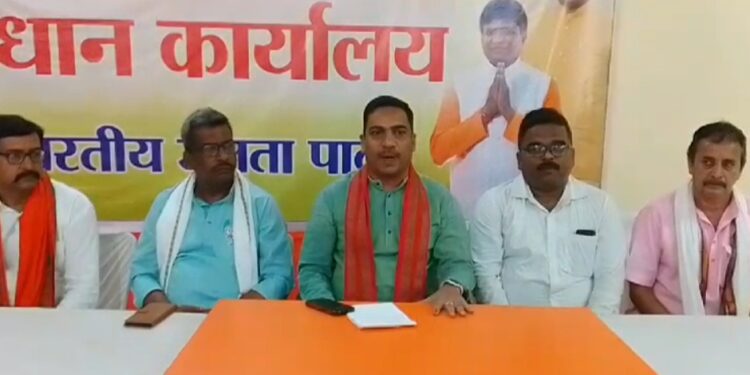 भाजपा पुर्व मंत्री भानुप्रताप साही पहुंचे धनबाद, प्रत्याशी ढुल्लू महतो के पक्ष में की प्रेसवार्ता