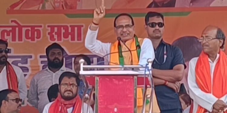 मध्य प्रदेश के पूर्व मुख्यमंत्री शिवराज सिंह चौहान चुनाव प्रचार में पंहुचे धनबाद, कहा मोदी के हांथ में संविधान और आरक्षण सुरक्षित