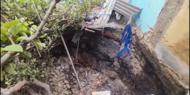 बाघमारा कैलूडीह बस्ती में भू-धंसान, एक घर का आधा हिस्सा जमींदोज, लोगो में भय का माहोल