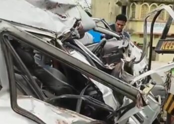 धनबाद में बरवाअड्डा के कल्याणपुर में टेलर और वैन में जोरदार टक्कर, सगे भाई समेत 3 की मौत