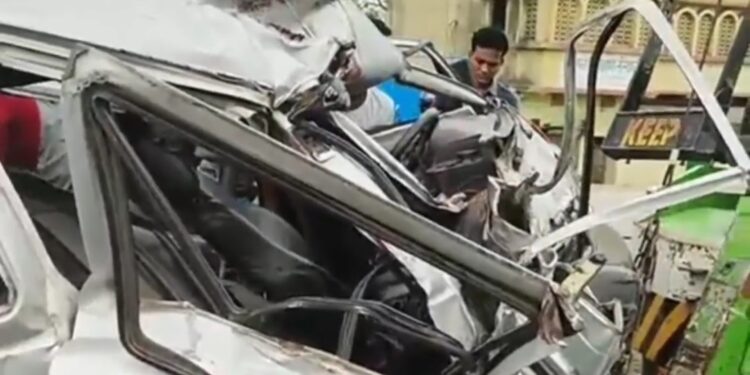 धनबाद में बरवाअड्डा के कल्याणपुर में टेलर और वैन में जोरदार टक्कर, सगे भाई समेत 3 की मौत
