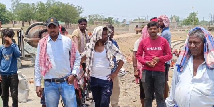 धनबाद नगर निगम के द्वारा तालाब सौंद्रीयकरण कार्य में भारी अनियमितता का आरोप, कार्य को करवाया बंद, जांच का आदेश