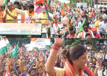 धनबाद लोकसभा चुनाव प्रचार के अंतिम दिन एनडीए और इंडिया गठबंधन के प्रत्याशी ने जुलुश के माध्यम से किया शक्ति प्रदर्शन