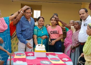 वैवाहिक वर्षगांठ पर वृद्धजनों की सेवा कर लिया आशीर्वाद