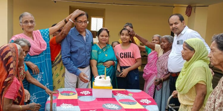 वैवाहिक वर्षगांठ पर वृद्धजनों की सेवा कर लिया आशीर्वाद