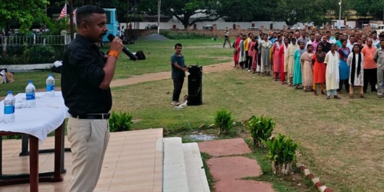 धनबाद SSP ने पुलिस जवानों को मतगणना के दिन विधि व्यवस्था को लेकर दिए कई दिशा निर्देश