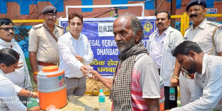 हीट वेब से लोगों को बचाने के लिए डालसा की ओर से की गई ORS युक्त जल की व्यवस्था