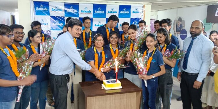 आकाश इंस्टीट्यूट ने नीट परीक्षा में सफल हुए छात्र-छात्राओं को किया सम्मानित