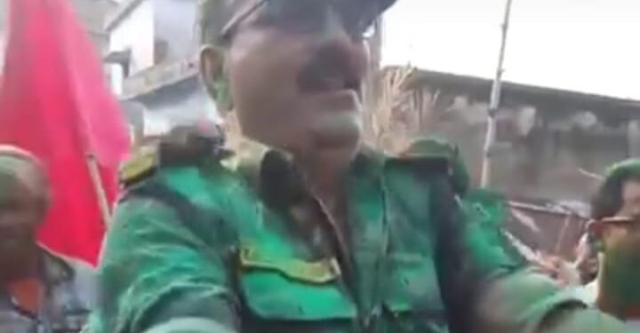 JMM के चुनावी विजय जुलूस में जमकर झूमे कुंडहित थाना प्रभारी, वीडियो हुआ वायरल