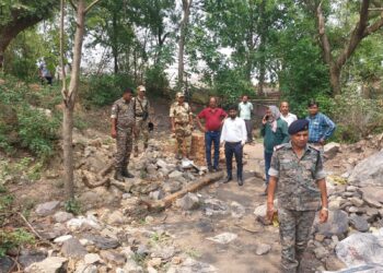 अलकड़िहा ओपी क्षेत्र के सुरंगा में अवैध कोयला खनन की सूचना पर खनन निरीक्षक की अगुवाई में छापेमारी, जारी रहेगी छापेमारी