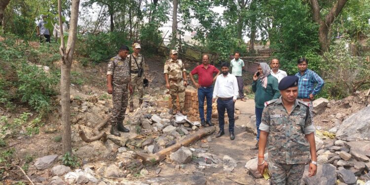 अलकड़िहा ओपी क्षेत्र के सुरंगा में अवैध कोयला खनन की सूचना पर खनन निरीक्षक की अगुवाई में छापेमारी, जारी रहेगी छापेमारी