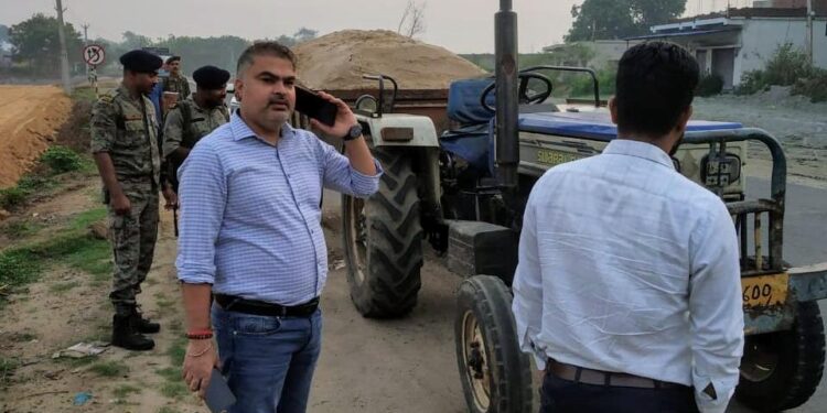 जिला प्रशासन की अवैध बालू खनन, भंडारण व परिवहन के विरुद्ध कार्रवाई, बालू लदे 4 ट्रैक्टर व 2 407 जब्त