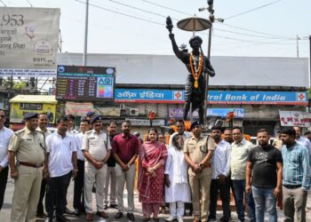 भगवान बिरसा मुंडा की 124वीं पुण्यतिथि पर उपायुक्त, एसएसपी ने दी श्रद्धांजलि